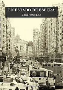Busy city street with cars and buses, book cover for "En Estado de Espera" by Carla Pastor Lojo, urban poetry book cover in black and white.